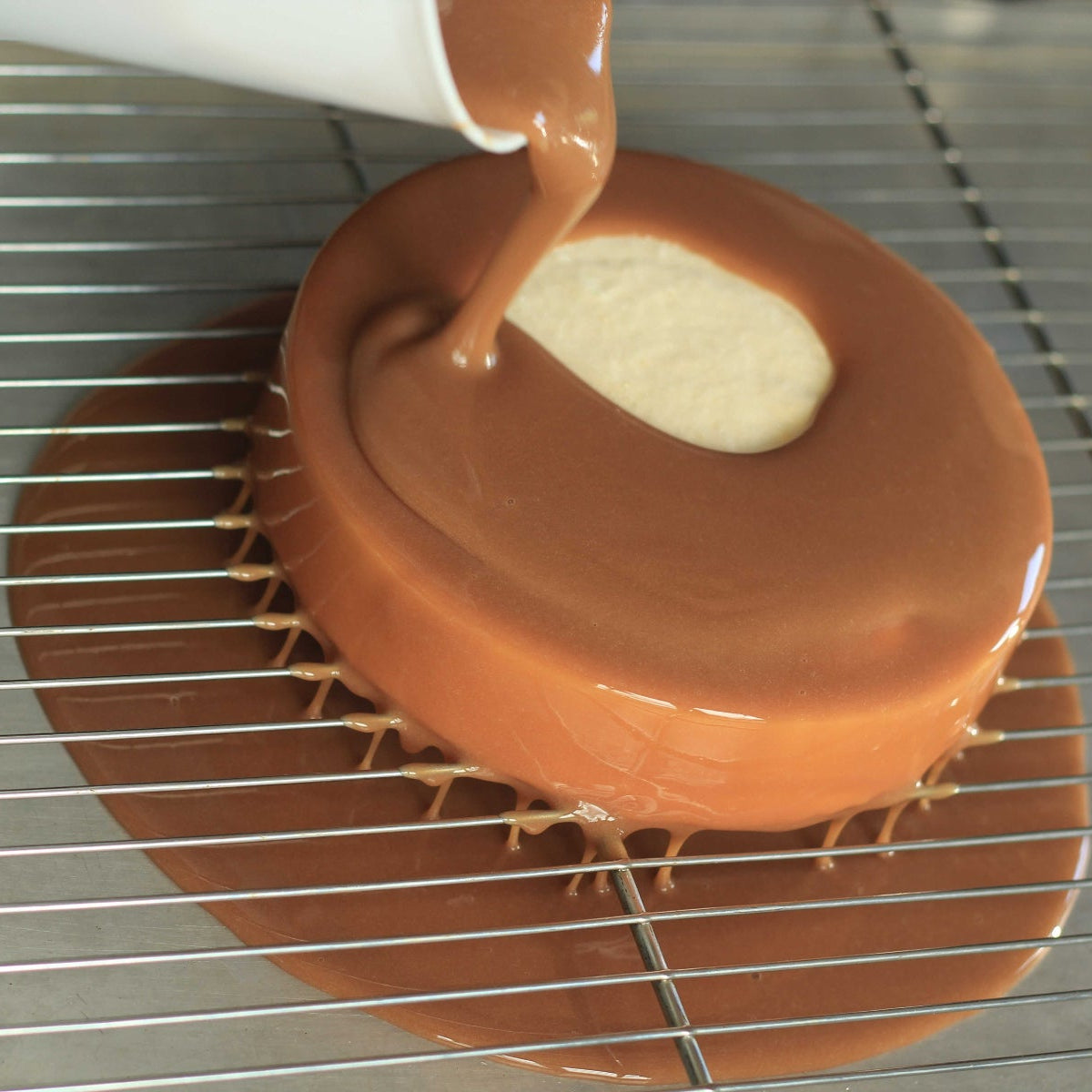 Glaçage gâteau lors d'un atelier chez Pâtisserie Anna