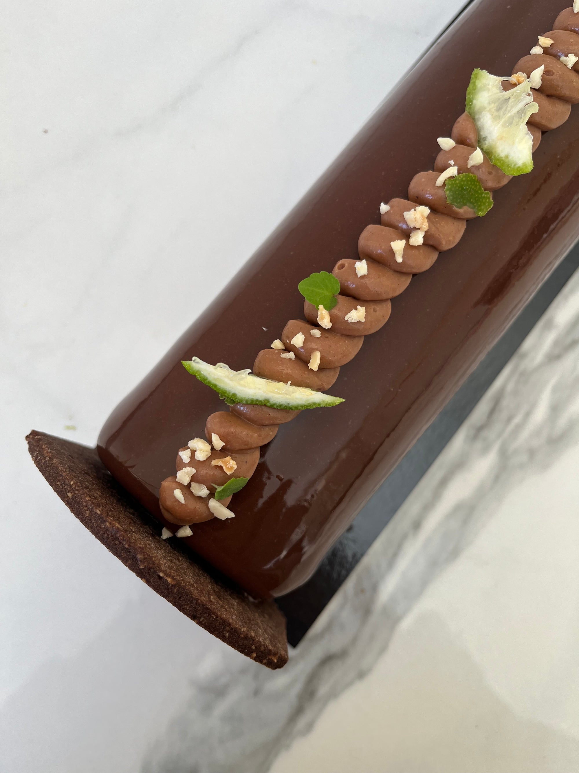 Bûche Kalamansi – l’équilibre parfait entre chocolat et agrume exotique