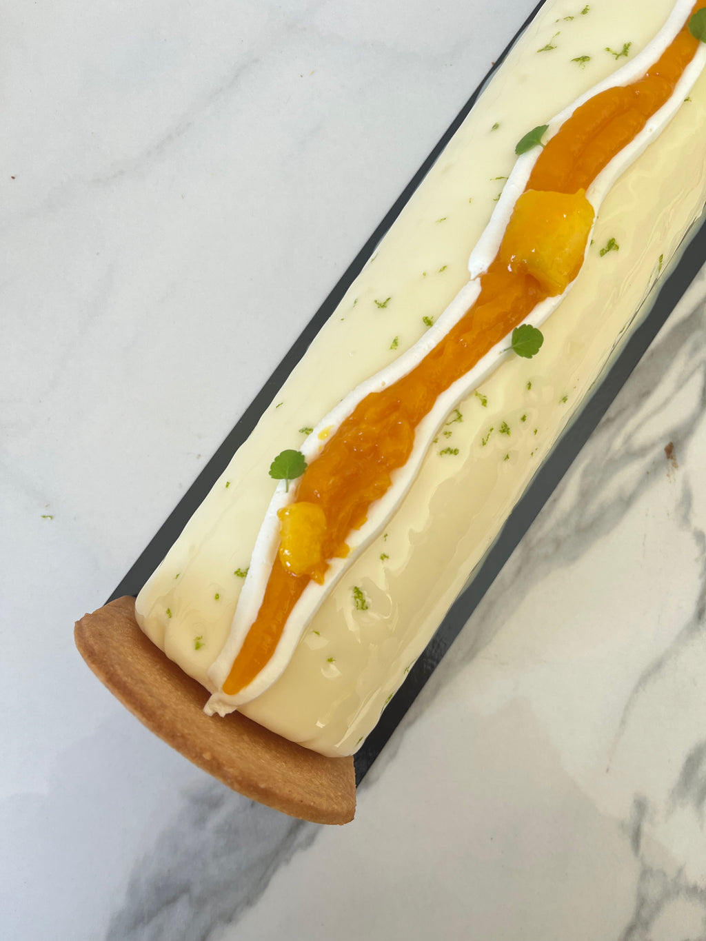 Bûche Fraîcheur – l’alliance ensoleillée de la mangue et du citron vert