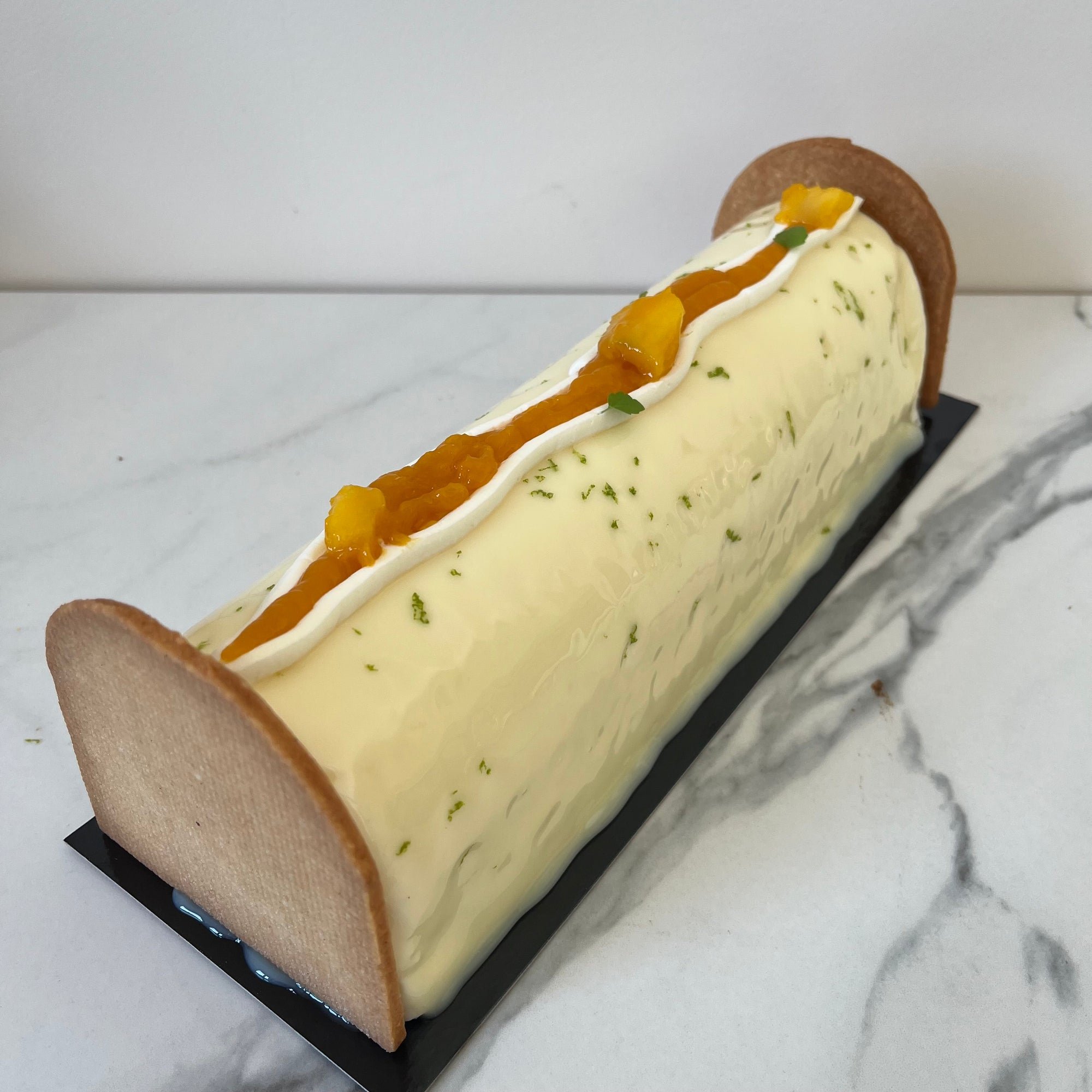Bûche Fraîcheur – l’alliance ensoleillée de la mangue et du citron vert