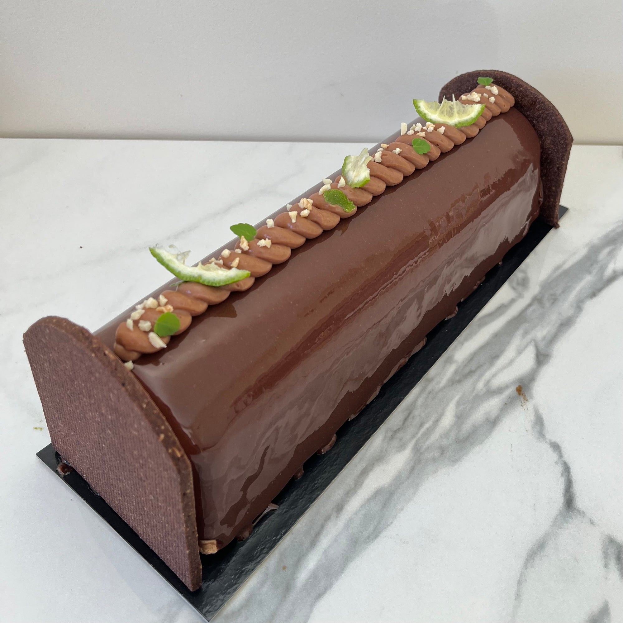 Bûche Kalamansi – l’équilibre parfait entre chocolat et agrume exotique