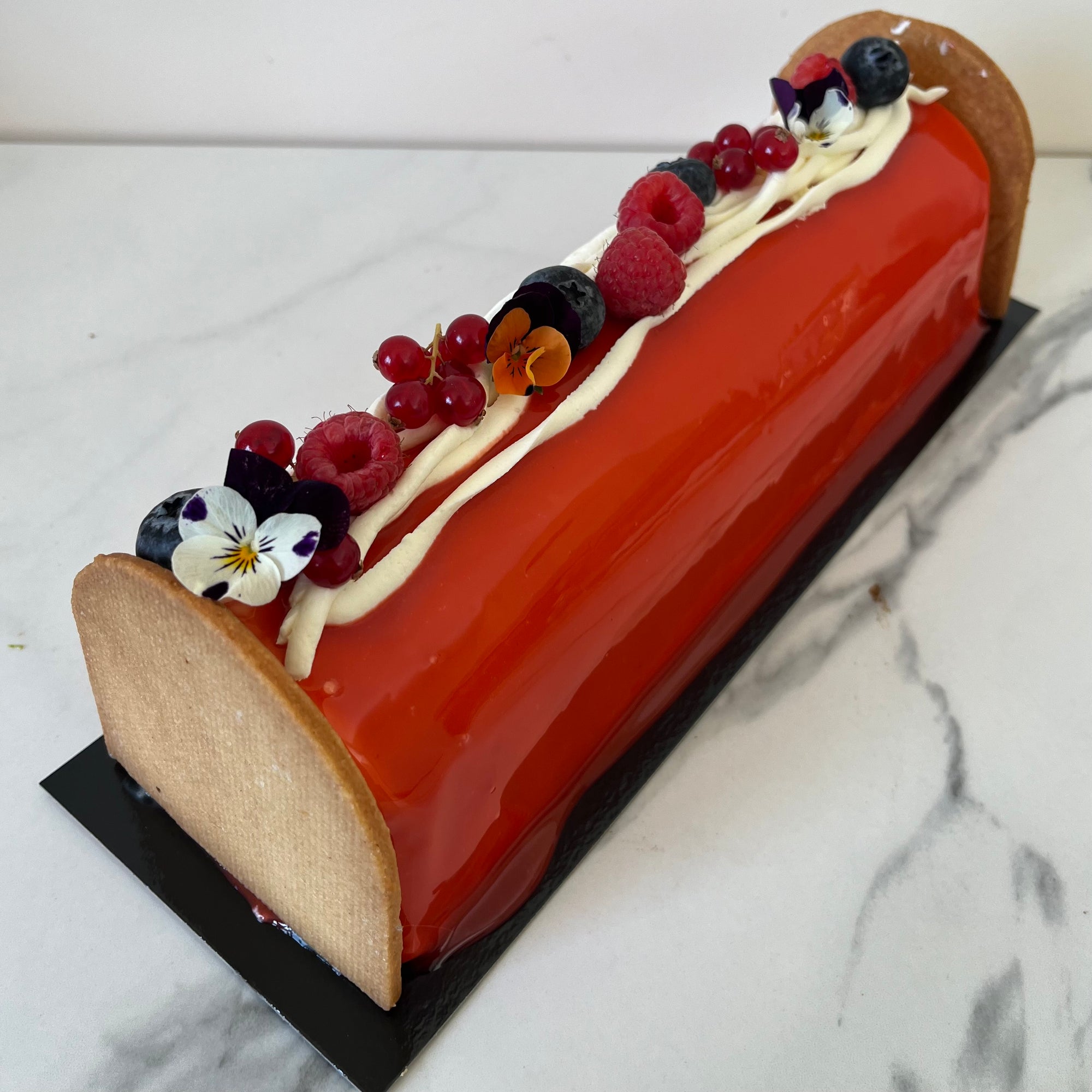Bûche Saphir & Ruby – l’élégance fruitée entre vanille, framboise et myrtille