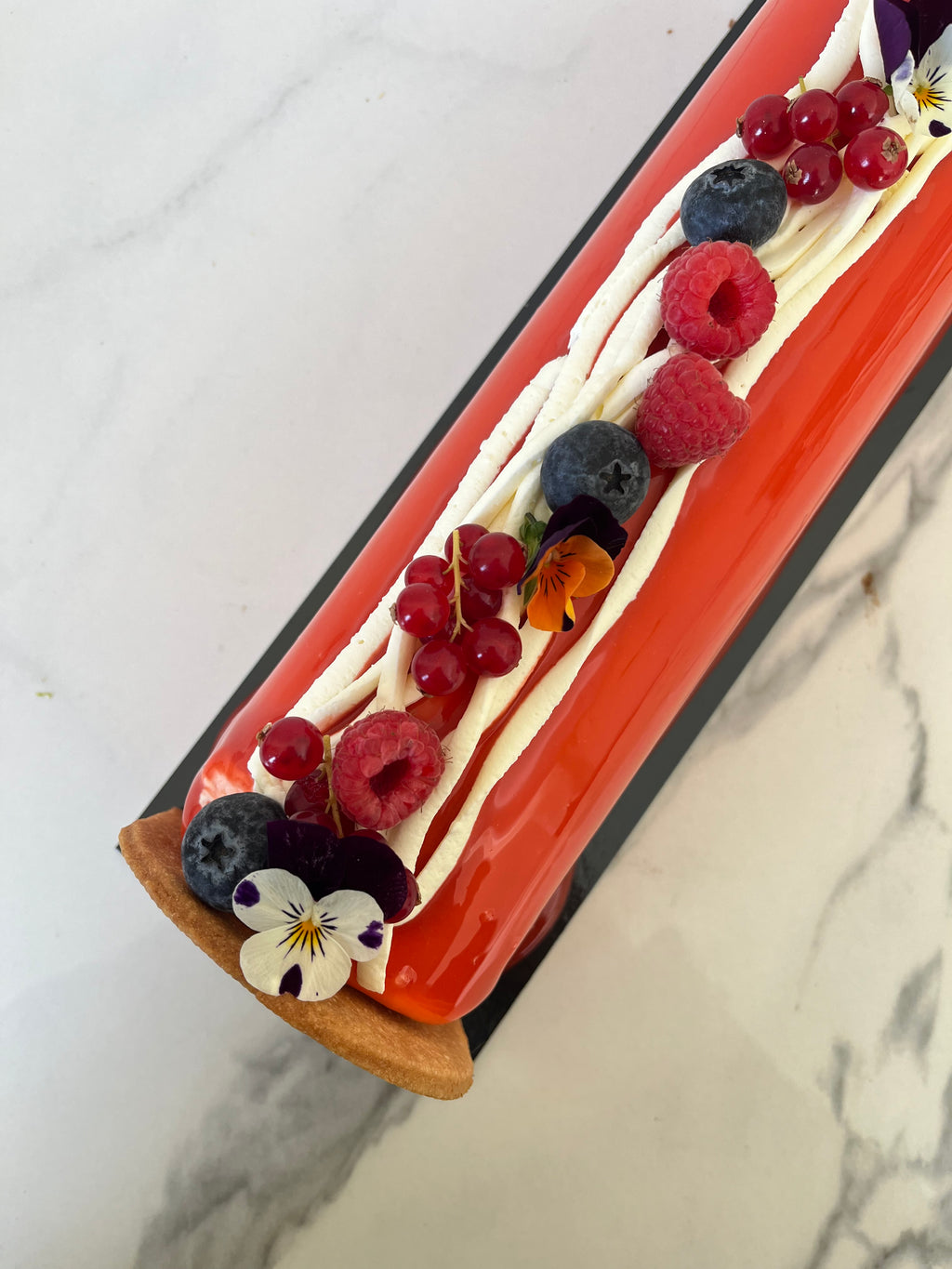 Bûche Saphir & Ruby – l’élégance fruitée entre vanille, framboise et myrtille